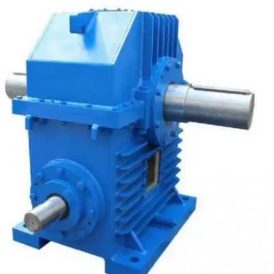 What are the differences in daily maintenance between gear reducers and worm gear reducers?