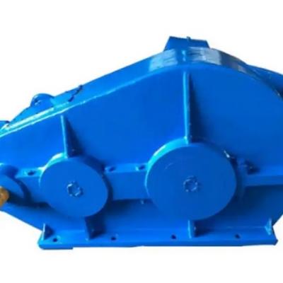 What types of sealing structures are typically found in ZQA400-IV-1/2 soft gear surface gear reducers?