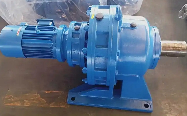 How to adjust the oil level of the XWED106-391-7.5 cycloidal pinwheel reducer to an appropriate range.