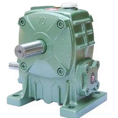 How to adjust the lubricating oil quantity based on the operating environment of the WPA147-30-A worm gear reducer.