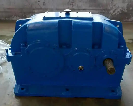 How does the noise performance of hard tooth surface reducers and soft tooth surface reducers differ at different speeds