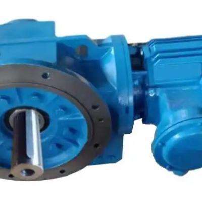 What are the specific effects of low oil level in the splash lubrication system of KF47 reducer on the equipment?